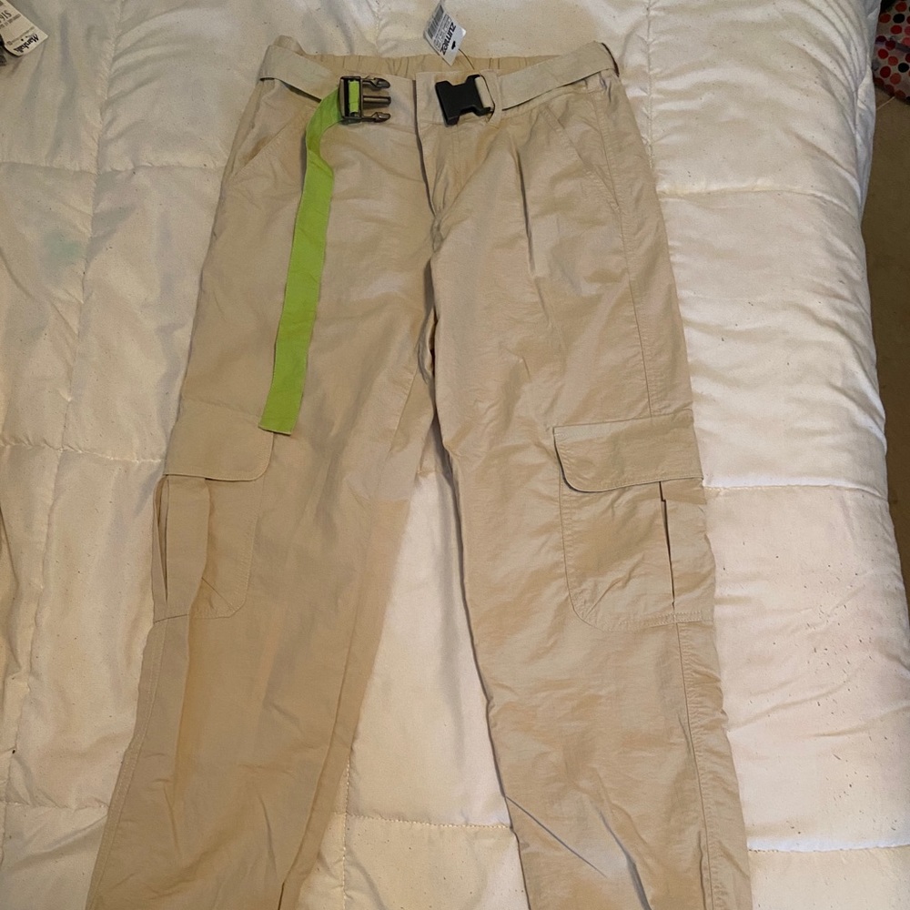 💚 NWT tan belted cargo pants/joggers w/ green